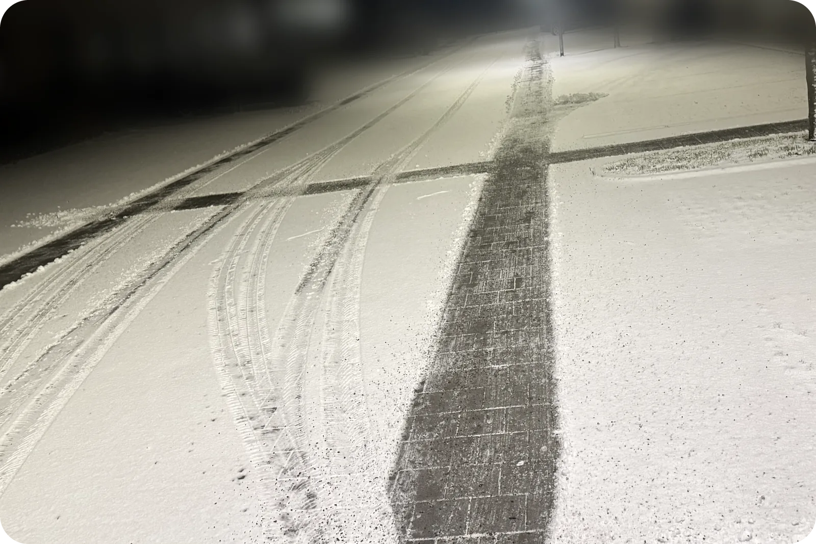 Geräumter und gestreuter Gehweg bei Schnee